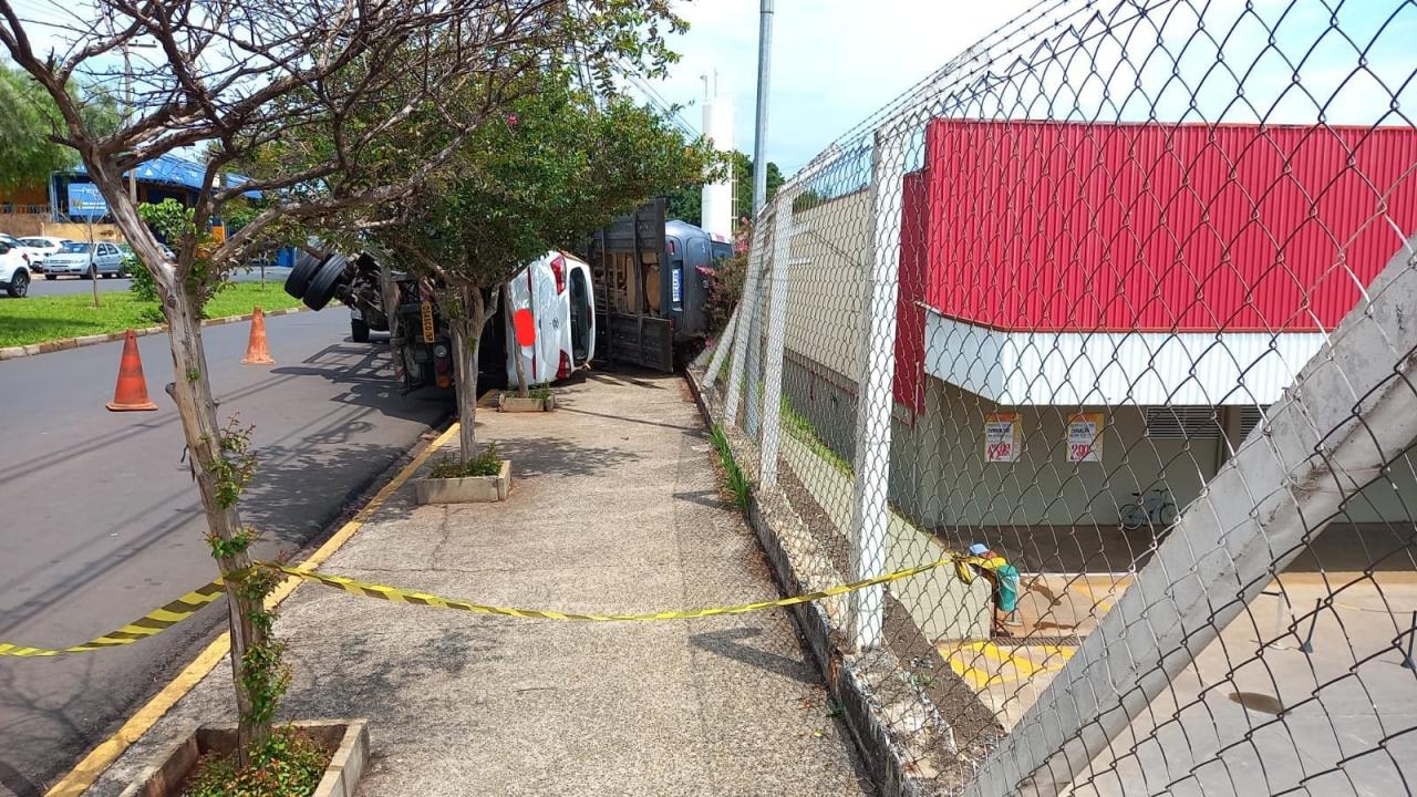 Foto 3 de 5 — Prancha de guincho se solta e tomba com veículos em Araraquara